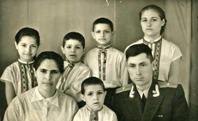 Маленькая Таня (первая слева) с семьёй