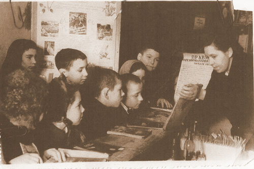 Остапенко Нина Васильевна знакомит юных читателей с новыми книгами. 1956 г.